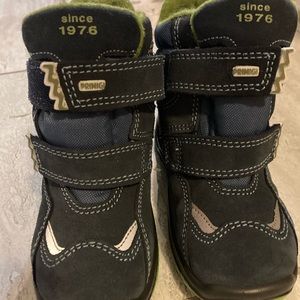 Brand new primigi winter shoes for a boy size 10. ( 27)